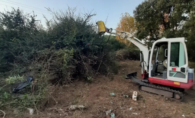 Démaquisage avec notre mini pelle équipée d'un gyrobroyeur,Porto-Vecchio