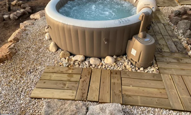 Aménagement extérieur pour installation d'un jacuzzi gonflable, Figari, Porto-Vecchio, Corse